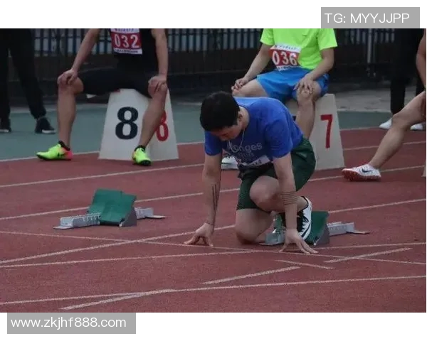 足球球星全力开场冲刺展现速度与激情点燃全场比赛热血