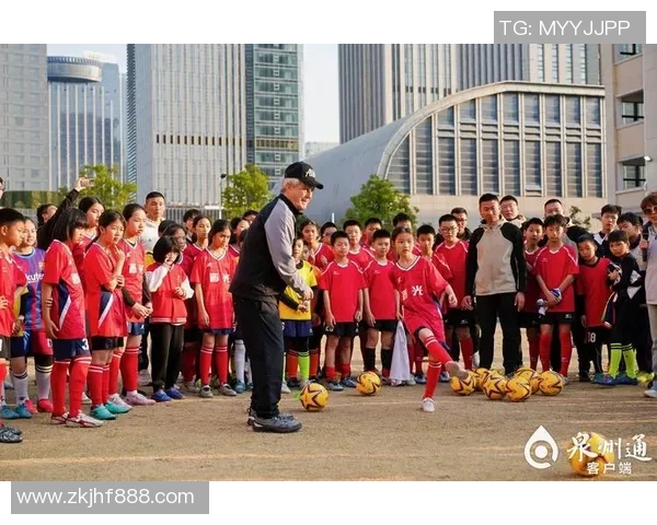足球球星赛场握手瞬间展现体育精神与友谊风采 足球球星赛场握手瞬间展现体育精神与友谊风采