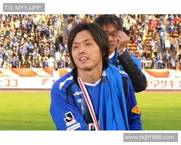 日本足球球星女友曝光成焦点引发网友热议与媒体持续关注